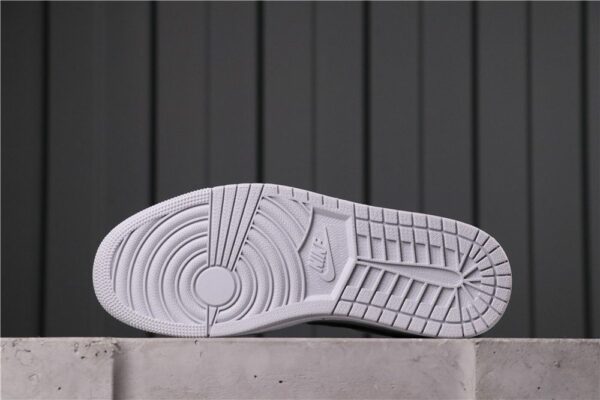 AJ 1 Mid ‘Light Smoke Grey’ 554724-092 AJ 1 Mid ‘Light Smoke Grey’ 554724-092