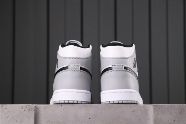 AJ 1 Mid ‘Light Smoke Grey’ 554724-092 AJ 1 Mid ‘Light Smoke Grey’ 554724-092