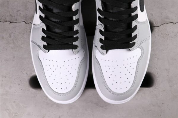 AJ 1 Mid ‘Light Smoke Grey’ 554724-092 AJ 1 Mid ‘Light Smoke Grey’ 554724-092