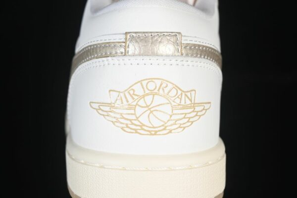 AJ 1 Low SE ‘Metallic Team Gold’ HV5157-100 AJ 1 Low SE ‘Metallic Team Gold’ HV5157-100