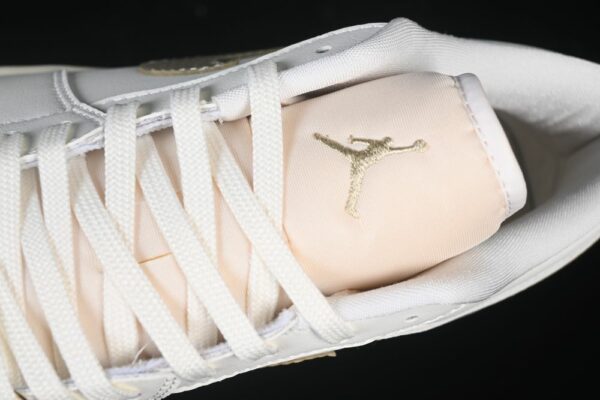 AJ 1 Low SE ‘Metallic Team Gold’ HV5157-100 AJ 1 Low SE ‘Metallic Team Gold’ HV5157-100