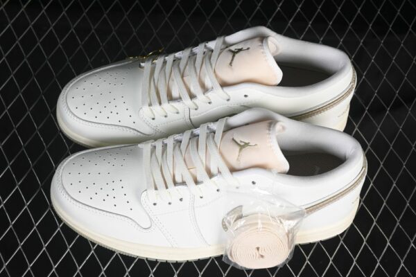 AJ 1 Low SE ‘Metallic Team Gold’ HV5157-100 AJ 1 Low SE ‘Metallic Team Gold’ HV5157-100
