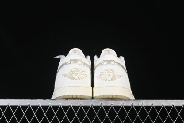 AJ 1 Low SE ‘Metallic Team Gold’ HV5157-100 AJ 1 Low SE ‘Metallic Team Gold’ HV5157-100