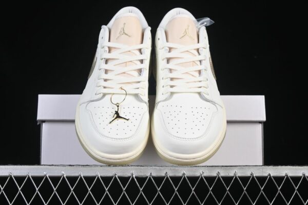 AJ 1 Low SE ‘Metallic Team Gold’ HV5157-100 AJ 1 Low SE ‘Metallic Team Gold’ HV5157-100