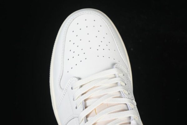AJ 1 Low SE ‘Metallic Team Gold’ HV5157-100 AJ 1 Low SE ‘Metallic Team Gold’ HV5157-100