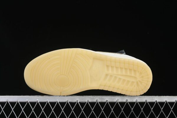 AJ 1 Low SE ‘Metallic Team Gold’ HV5157-100 AJ 1 Low SE ‘Metallic Team Gold’ HV5157-100