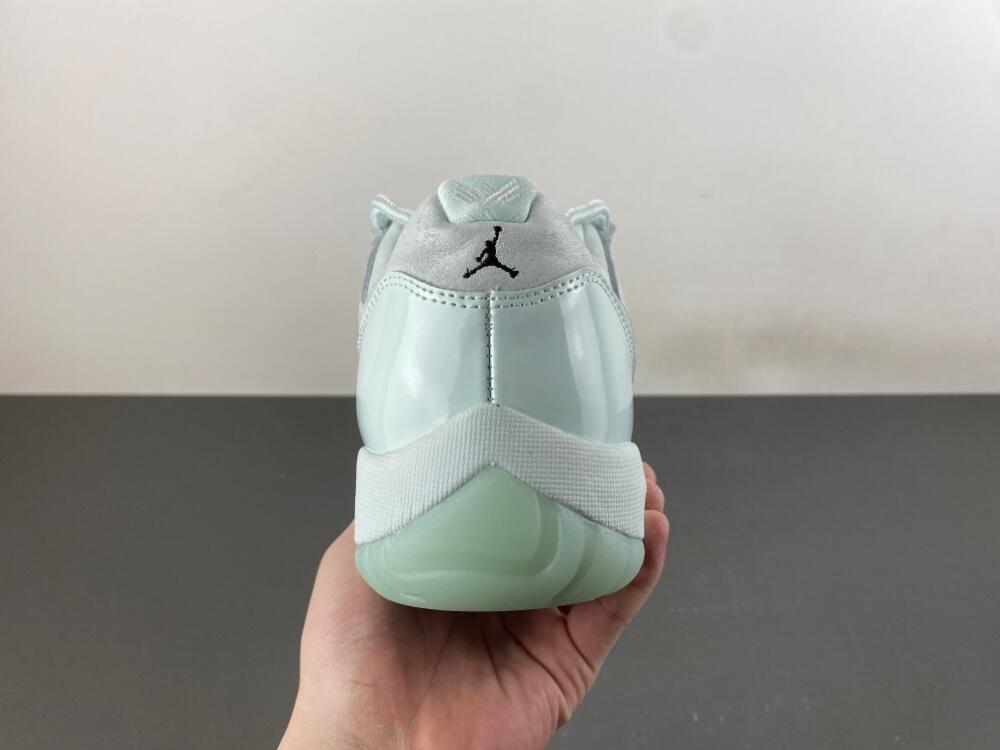AJ11 x Jaide ‘Fiberglass’ IW1882-300 AJ11 x Jaide ‘Fiberglass’ IW1882-300