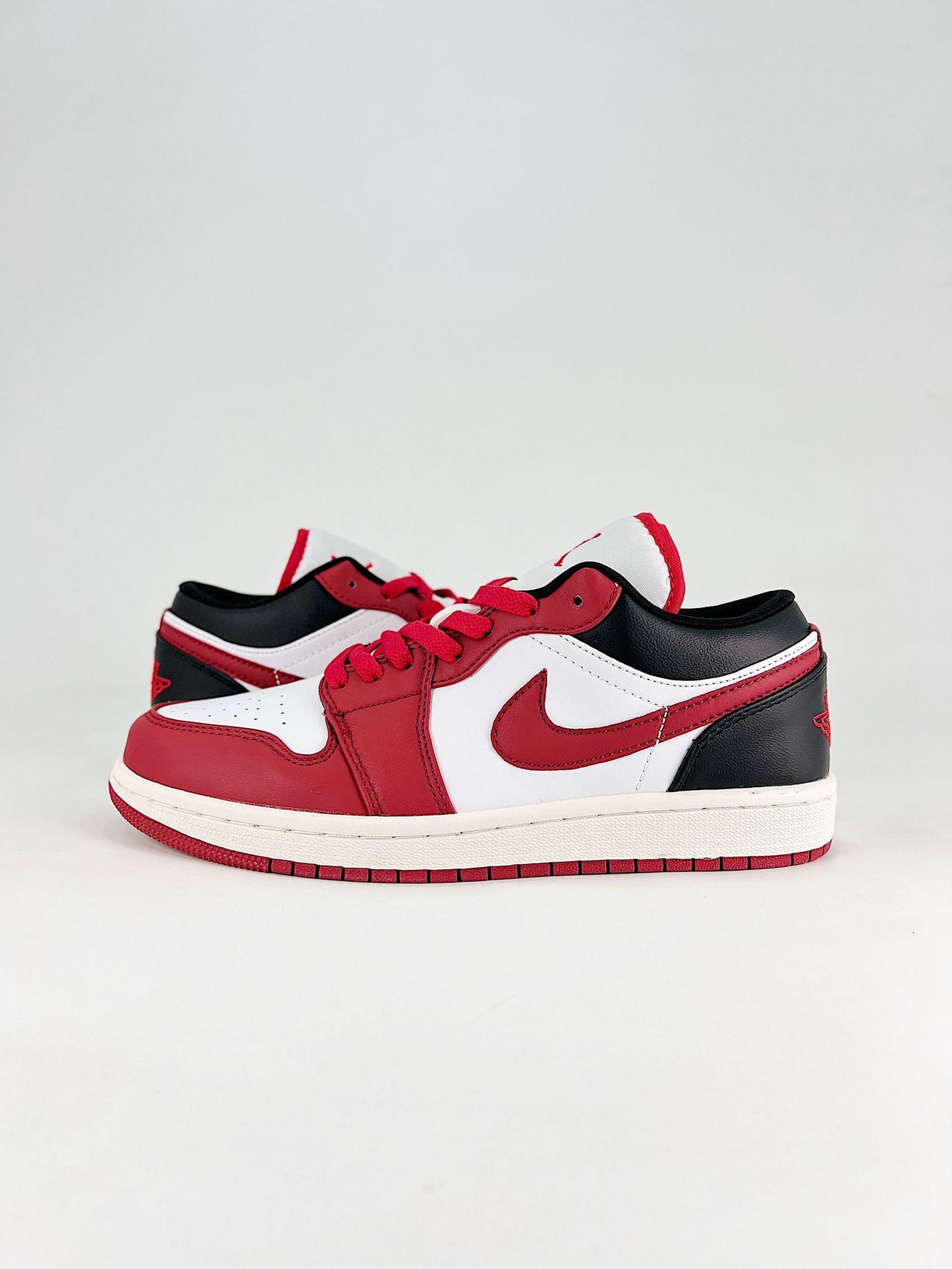AJ 1 Low ‘Reverse Black Toe’ DC0774-160 AJ 1 Low ‘Reverse Black Toe’ DC0774-160