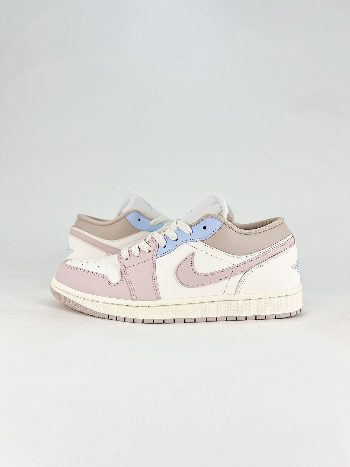 AJ 1 Low ‘Sail Silt Red Hydrogen Blue’ IV3219-161 AJ 1 Low ‘Sail Silt Red Hydrogen Blue’ IV3219-161
