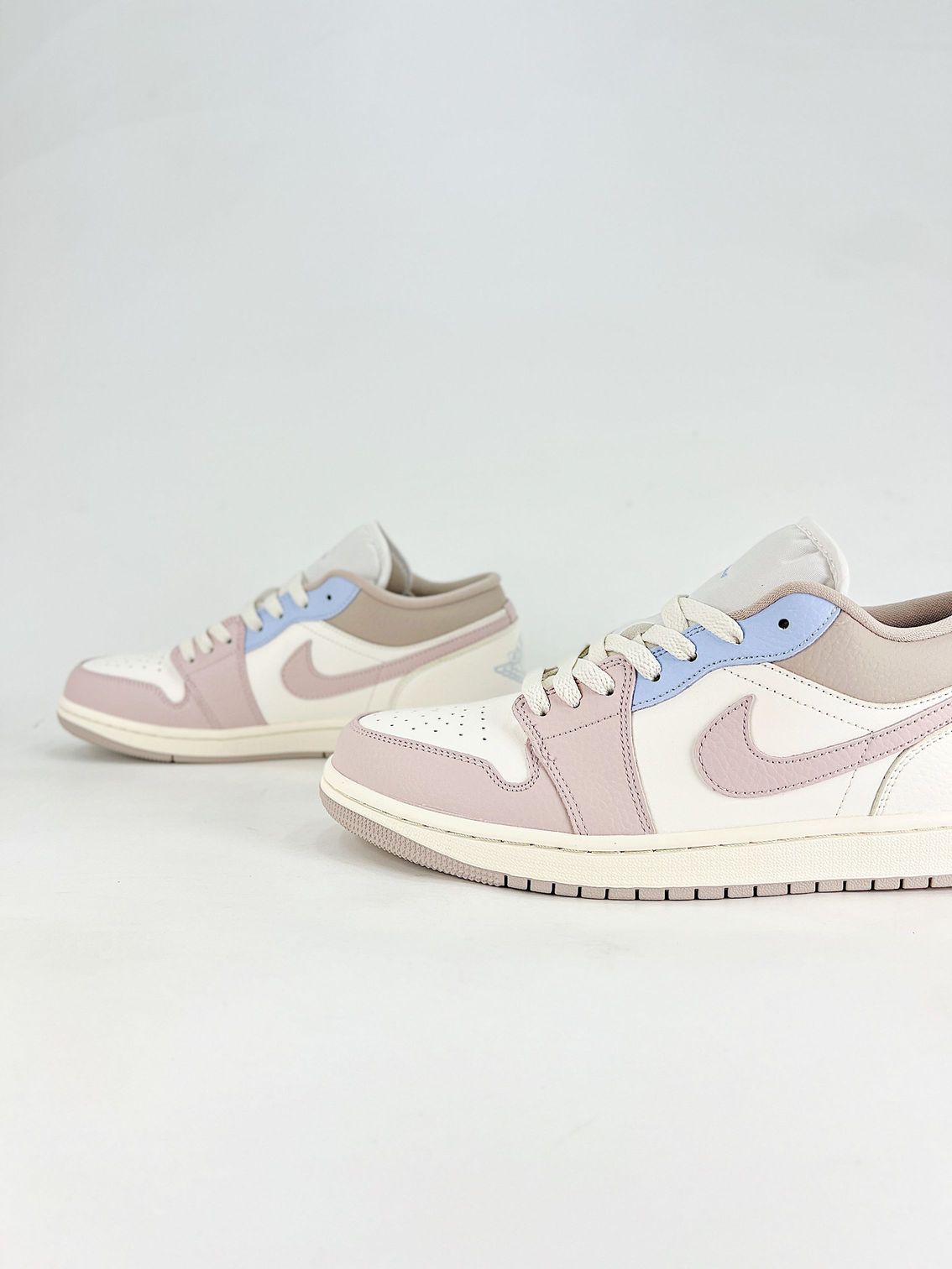 AJ 1 Low ‘Sail Silt Red Hydrogen Blue’ IV3219-161 AJ 1 Low ‘Sail Silt Red Hydrogen Blue’ IV3219-161