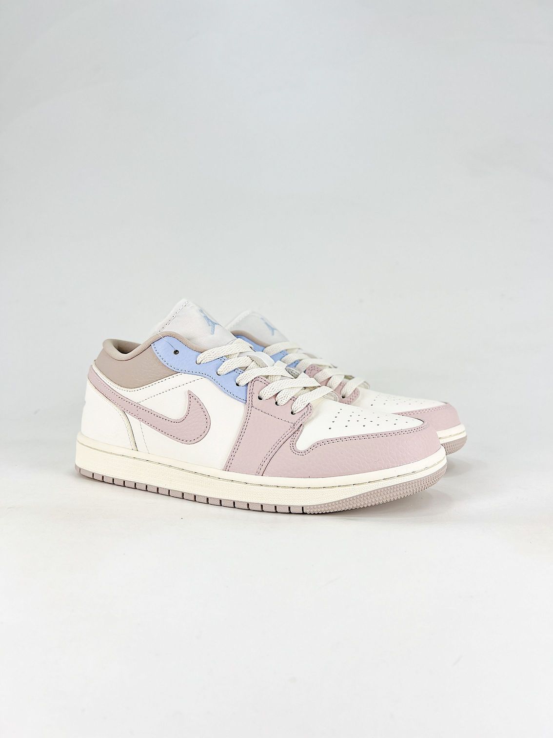 AJ 1 Low ‘Sail Silt Red Hydrogen Blue’ IV3219-161 AJ 1 Low ‘Sail Silt Red Hydrogen Blue’ IV3219-161