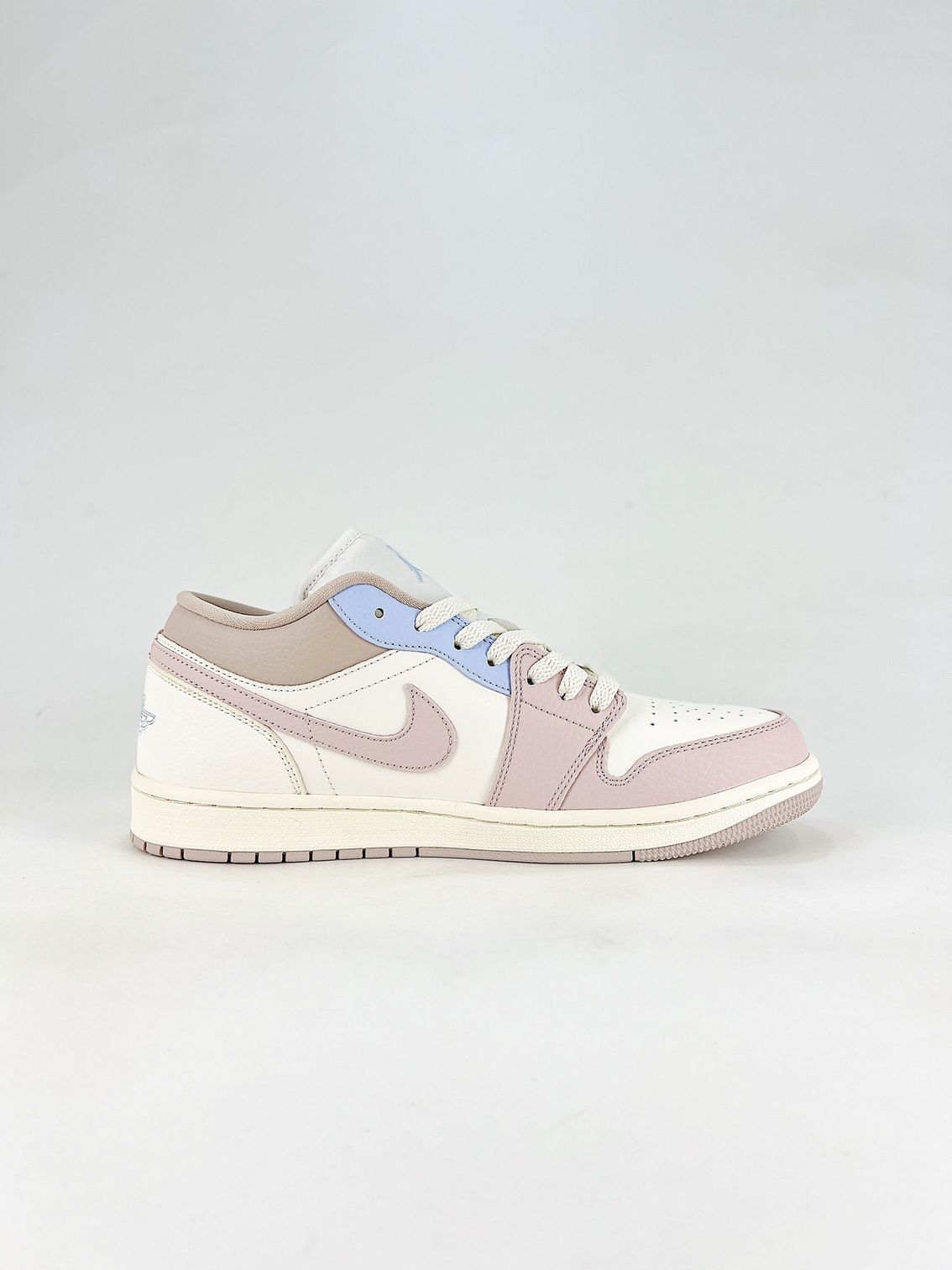 AJ 1 Low ‘Sail Silt Red Hydrogen Blue’ IV3219-161 AJ 1 Low ‘Sail Silt Red Hydrogen Blue’ IV3219-161