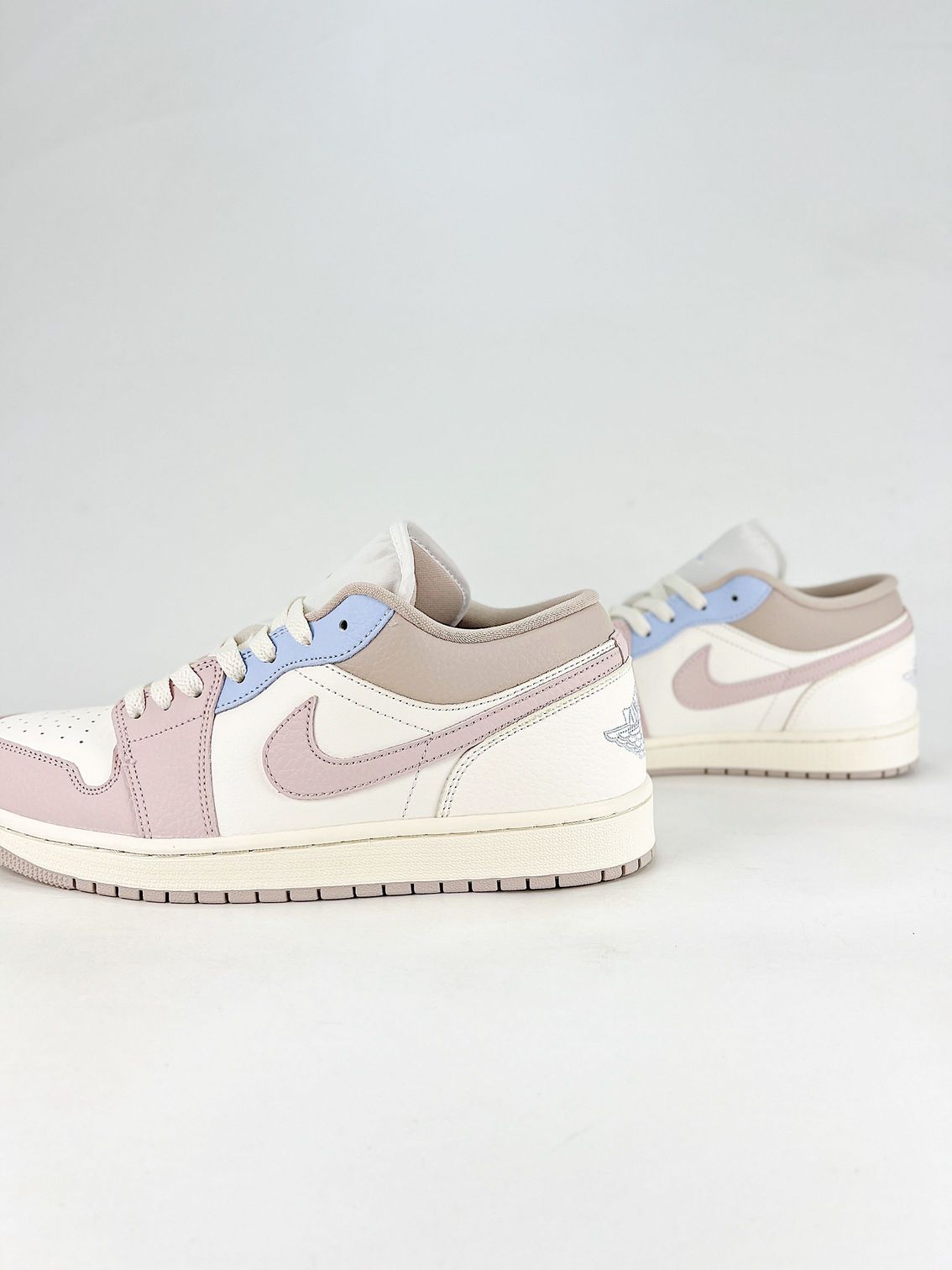 AJ 1 Low ‘Sail Silt Red Hydrogen Blue’ IV3219-161 AJ 1 Low ‘Sail Silt Red Hydrogen Blue’ IV3219-161