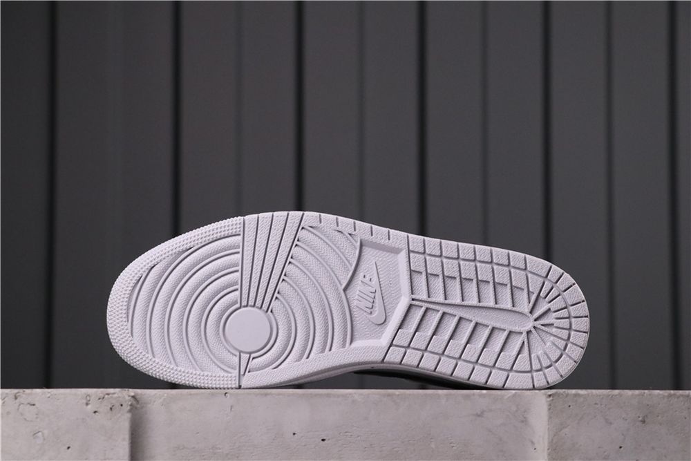 AJ 1 Mid ‘Light Smoke Grey’ 554724-092 AJ 1 Mid ‘Light Smoke Grey’ 554724-092