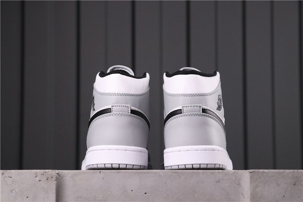 AJ 1 Mid ‘Light Smoke Grey’ 554724-092 AJ 1 Mid ‘Light Smoke Grey’ 554724-092