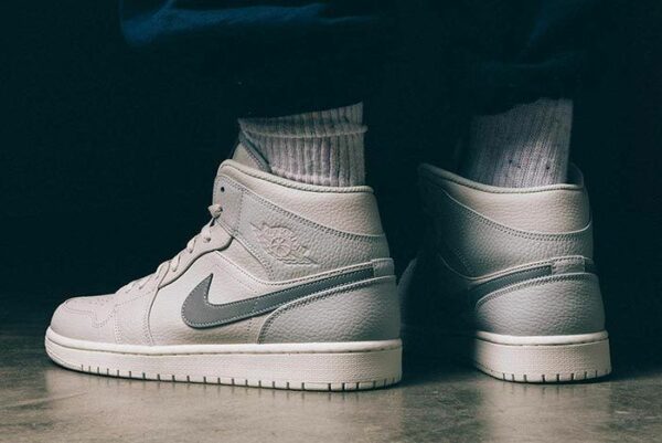 AJ 1 Mid Retro SE ‘Grey Fog’ 554725-053 AJ 1 Mid Retro SE ‘Grey Fog’ 554725-053