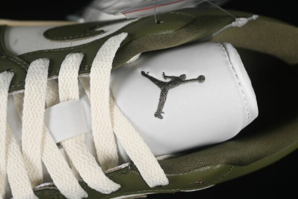 AJ1 Low Wmns ‘Medium Olive’ DC0774-122