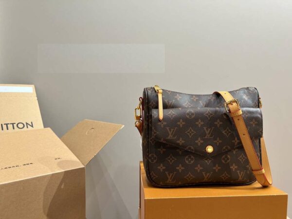 New Arrival LV Handbag L360