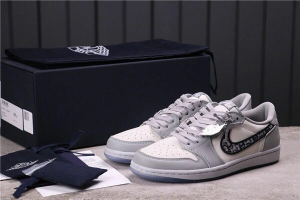 AJ 1 Low x Dior ‘White Grey’ CN8608-002 AJ 1 Low x Dior ‘White Grey’ CN8608-002