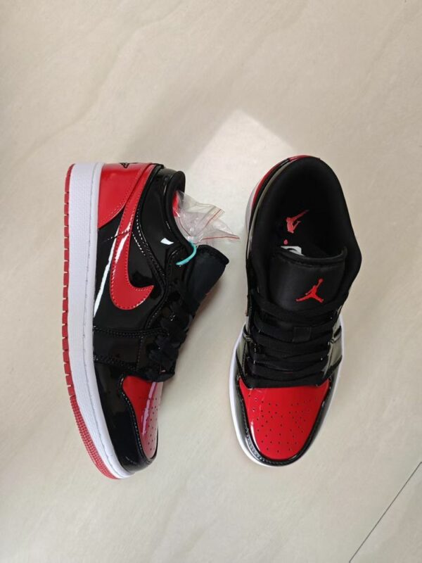 AJ 1 Low ‘Black Red’ 553558-063 AJ 1 Low ‘Black Red’ 553558-063