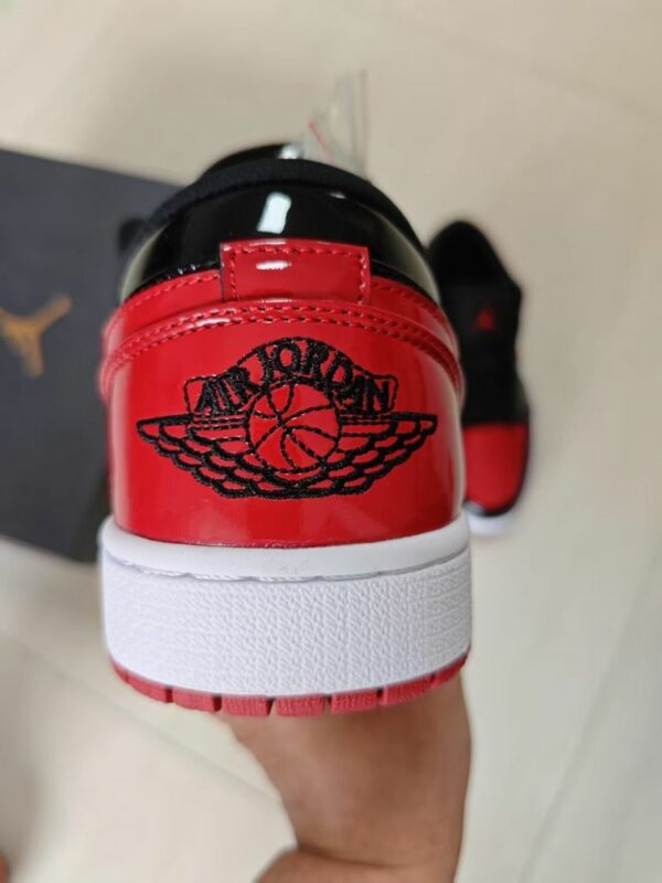 AJ 1 Low ‘Black Red’ 553558-063 AJ 1 Low ‘Black Red’ 553558-063