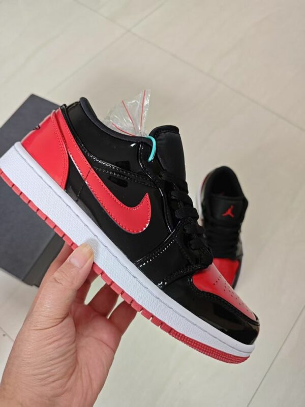 AJ 1 Low ‘Black Red’ 553558-063 AJ 1 Low ‘Black Red’ 553558-063