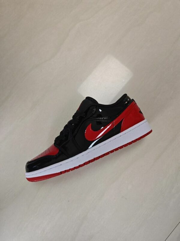 AJ 1 Low ‘Black Red’ 553558-063 AJ 1 Low ‘Black Red’ 553558-063