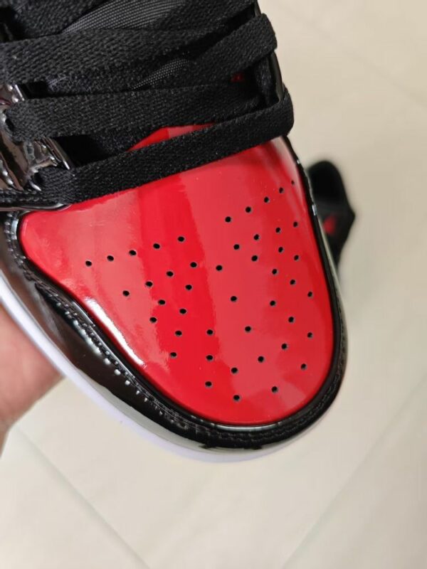 AJ 1 Low ‘Black Red’ 553558-063 AJ 1 Low ‘Black Red’ 553558-063