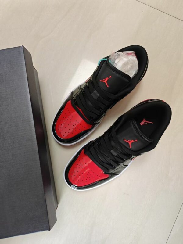 AJ 1 Low ‘Black Red’ 553558-063 AJ 1 Low ‘Black Red’ 553558-063