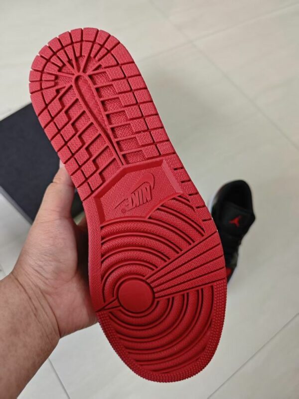 AJ 1 Low ‘Black Red’ 553558-063 AJ 1 Low ‘Black Red’ 553558-063