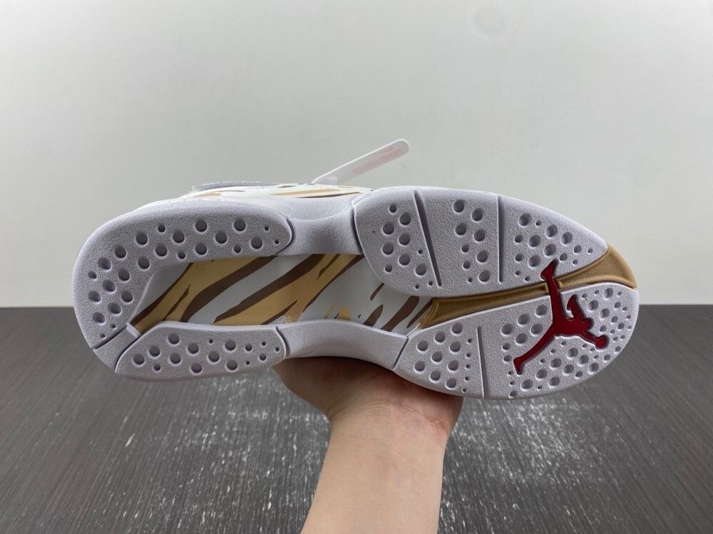 AJ 8 Retro x OVO ‘White’ AA1239-135 AJ 8 Retro x OVO ‘White’ AA1239-135