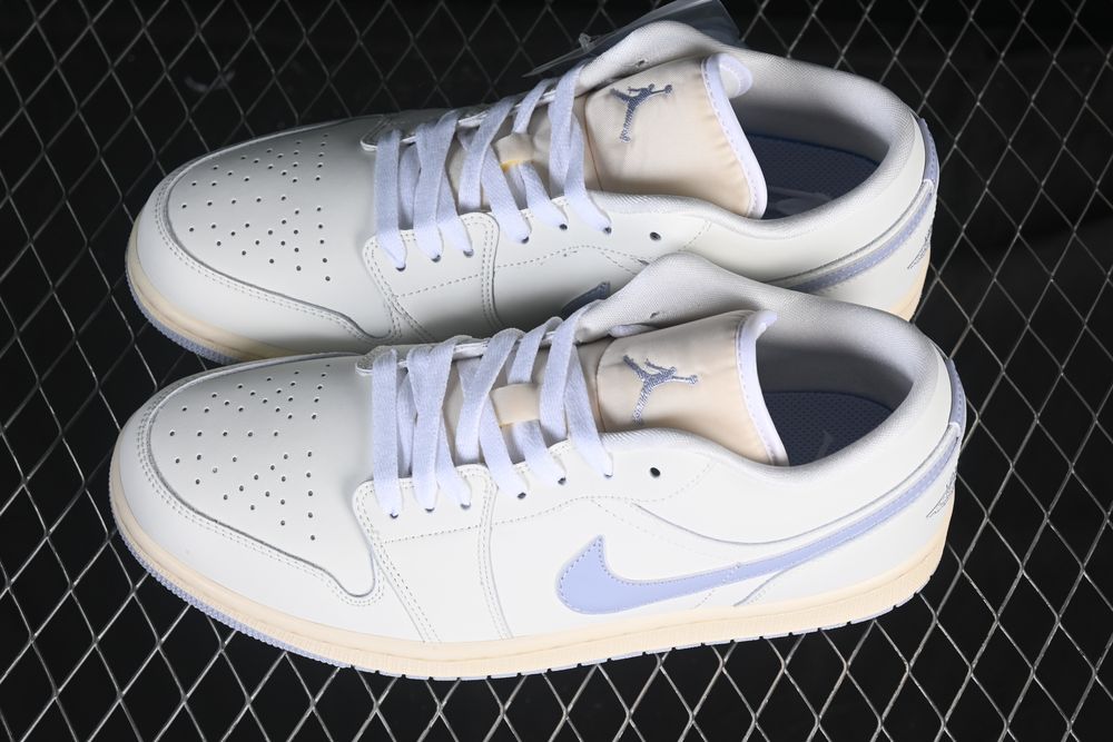 AJ 1 Low ‘Ghost’ DC0774 106 AJ 1 Low ‘Ghost’ DC0774 106