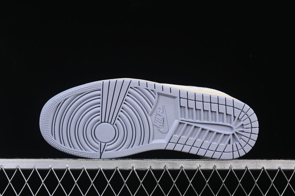 AJ 1 Low ‘Ghost’ DC0774 106 AJ 1 Low ‘Ghost’ DC0774 106