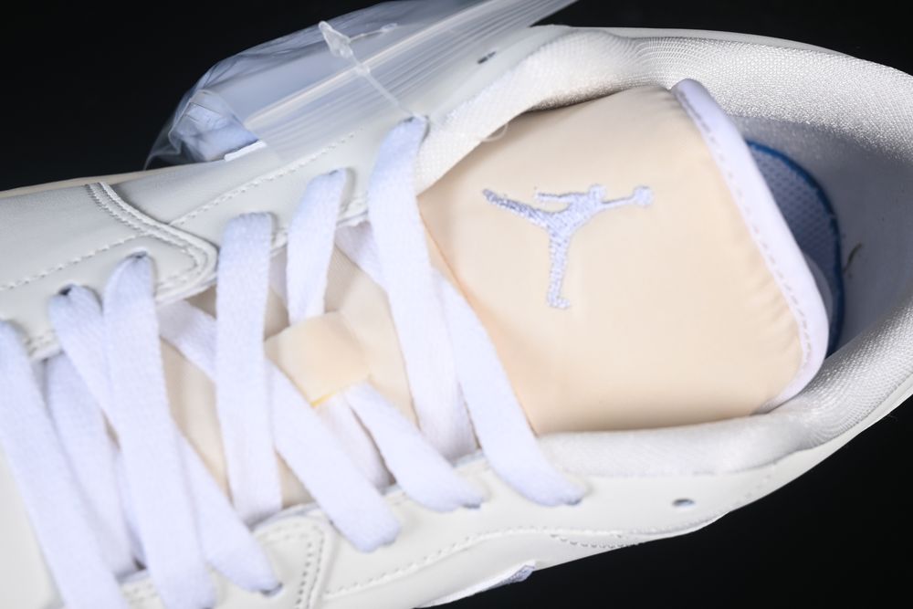 AJ 1 Low ‘Ghost’ DC0774 106 AJ 1 Low ‘Ghost’ DC0774 106