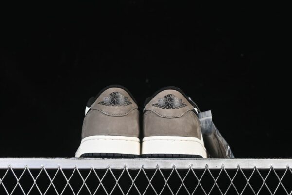 AJ 1 Low OG ‘Mocha’ CZ0790-102