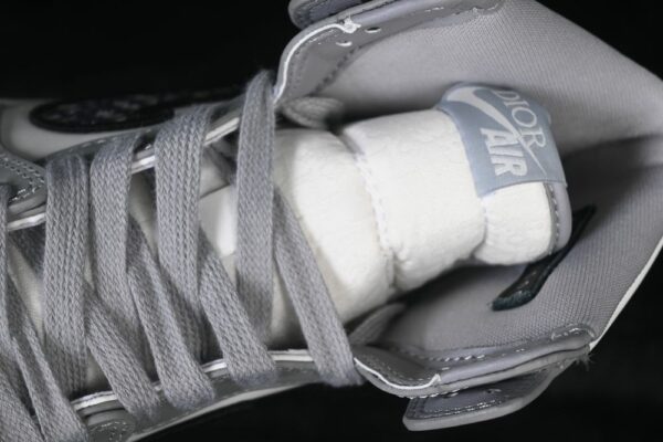AJ 1 High OG x Dior ‘White Wolf Grey’ CN8607-002 AJ 1 High OG x Dior ‘White Wolf Grey’ CN8607-002
