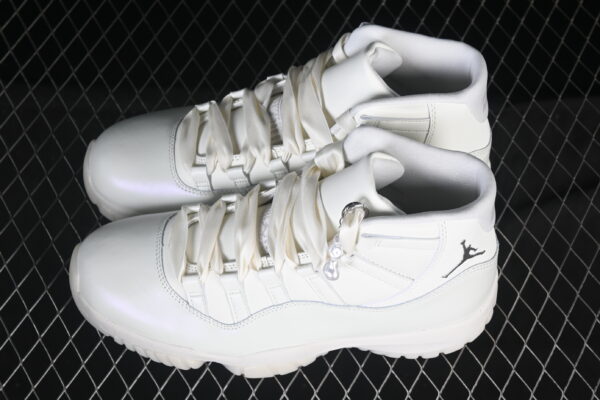 AJ 11 Retro “Pearl” AR0715-110