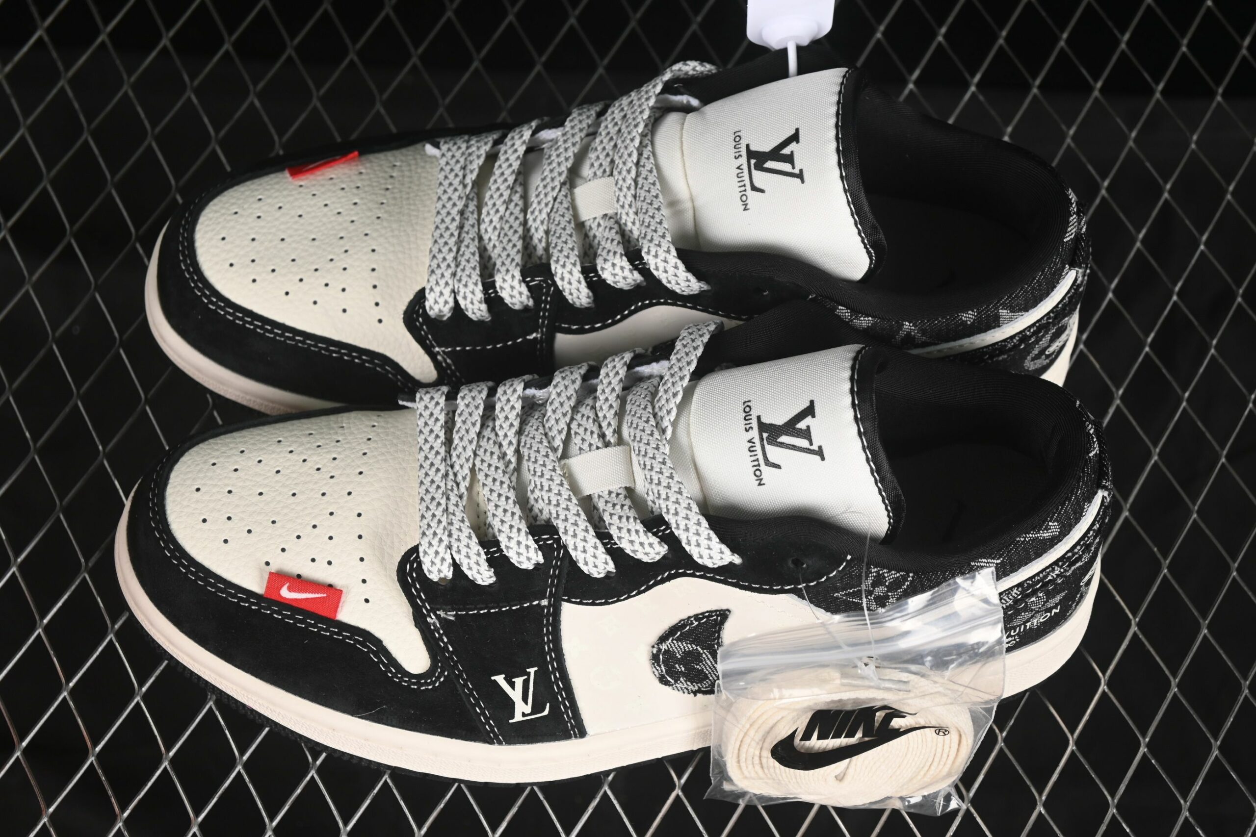 AJ 1 Low x LV YX5066-369 AJ 1 Low x LV YX5066-369