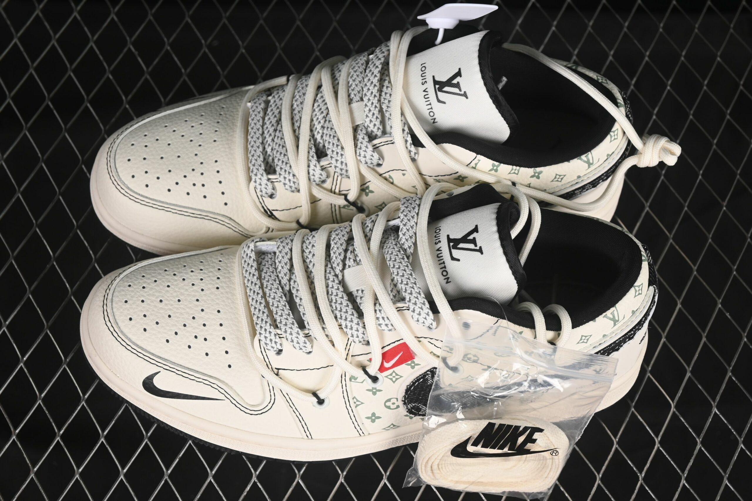 AJ 1 Low x LV YX5066-356 AJ 1 Low x LV YX5066-356