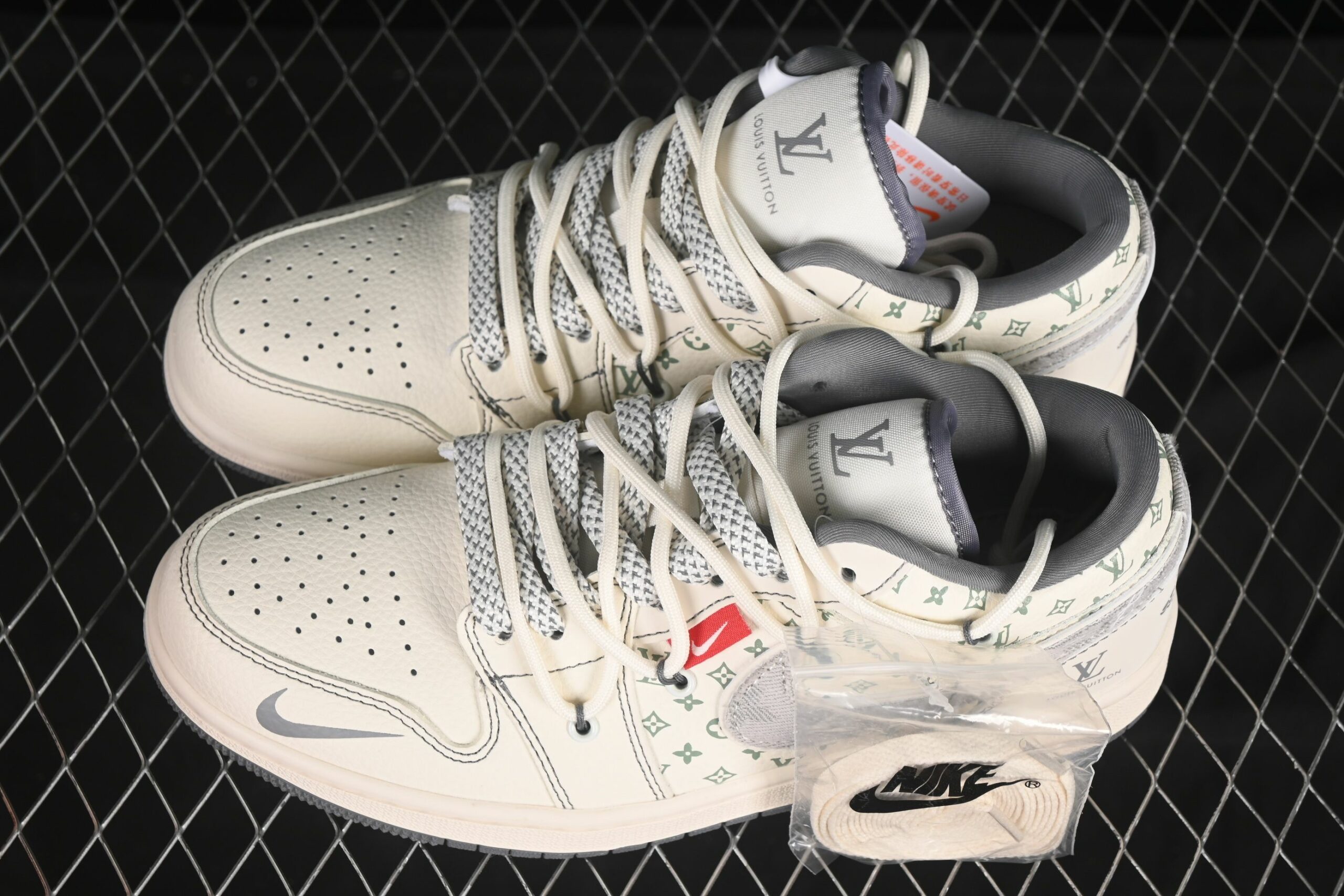 AJ 1 Low x LV YX5066-357 AJ 1 Low x LV YX5066-357