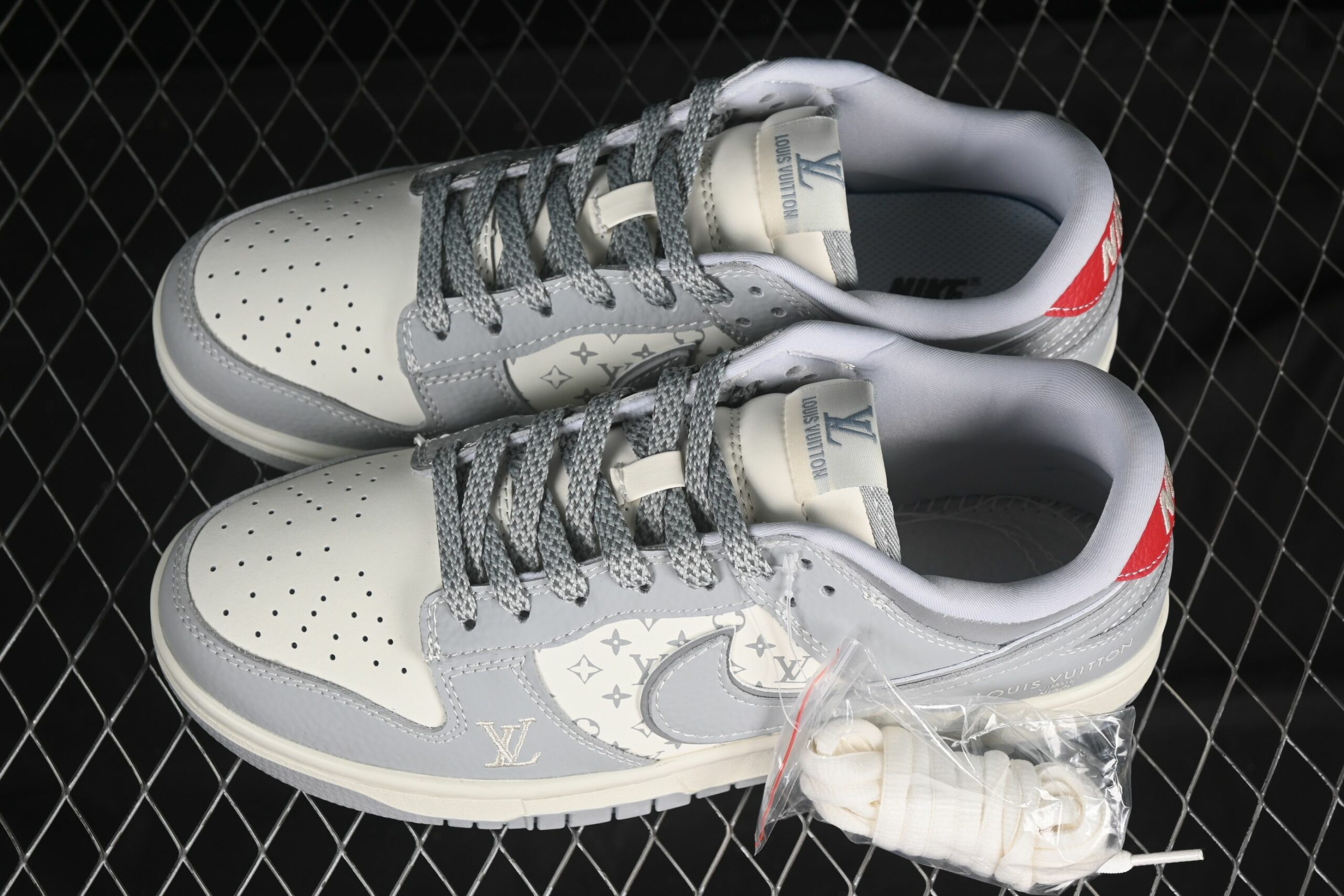 AJ 1 Low x LV SC9207-426 AJ 1 Low x LV SC9207-426