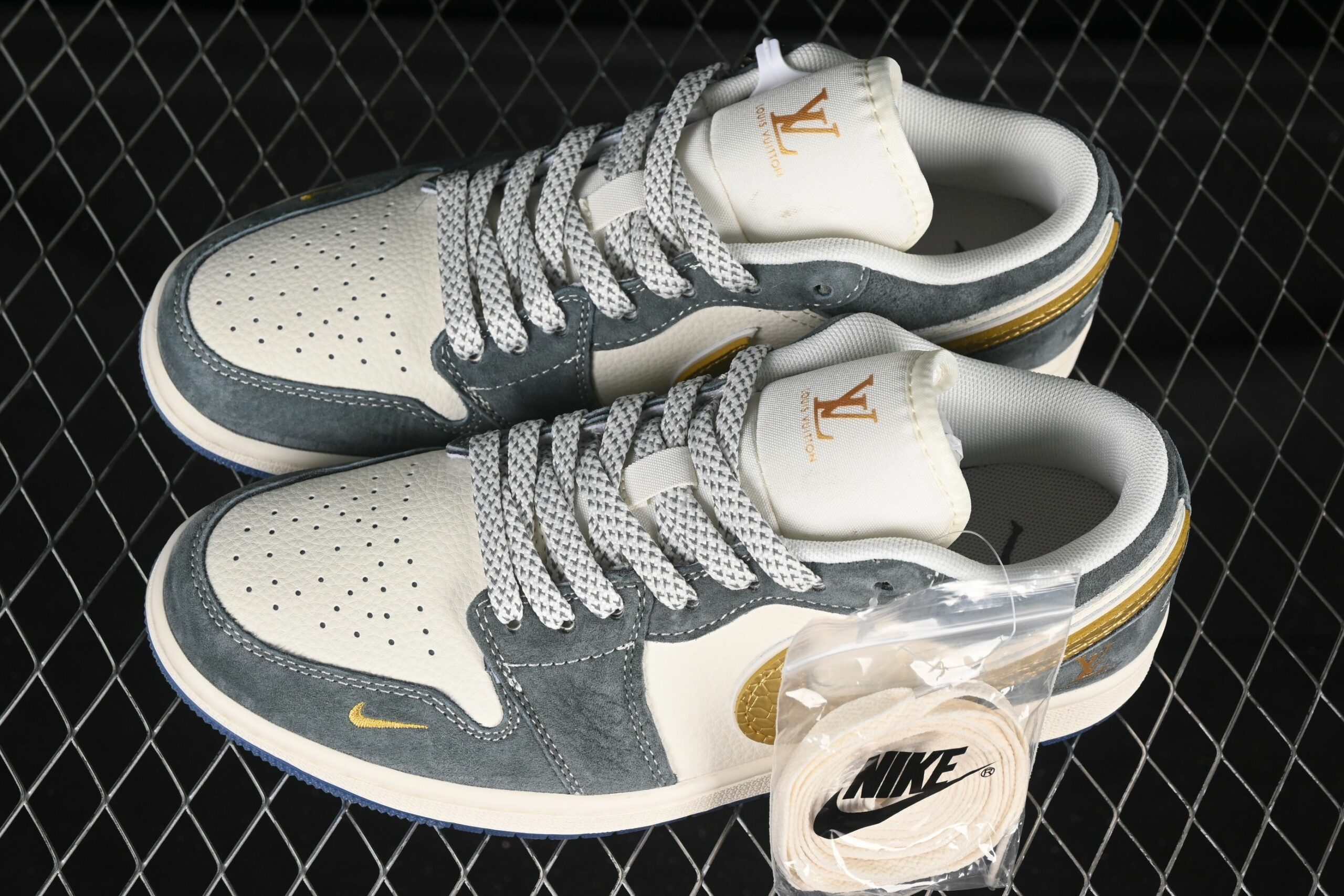 AJ 1 Low x LV XX3168-167 AJ 1 Low x LV XX3168-167