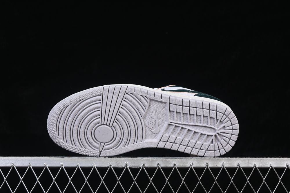 AJ 1 Low SE ‘Oxidized Green’ FQ7687-300 AJ 1 Low SE ‘Oxidized Green’ FQ7687-300