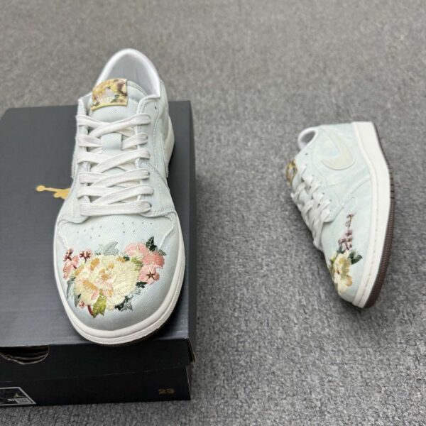 AJ 1 Low OG ‘CNY’ IQ1108-011 AJ 1 Low OG ‘CNY’ IQ1108-011