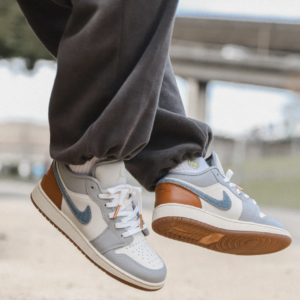 AJ 1 Low GS ‘Denim Swoosh’ FZ5046-041 10 Giay Nike Air Jordan 1 Low GS Denim Swoosh FZ5046 041 1