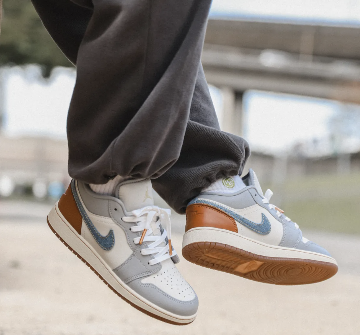 AJ 1 Low GS ‘Denim Swoosh’ FZ5046-041 AJ 1 Low GS ‘Denim Swoosh’ FZ5046-041