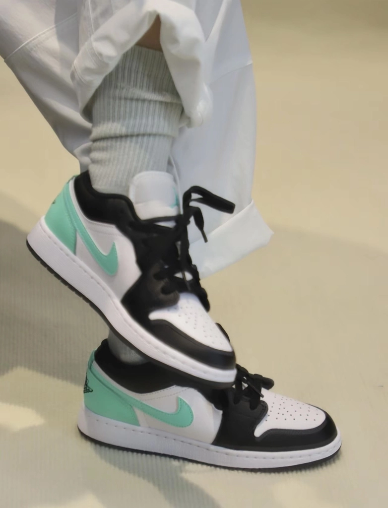 AJ 1 Low ‘Green Glow’ 553558-131 AJ 1 Low ‘Green Glow’ 553558-131