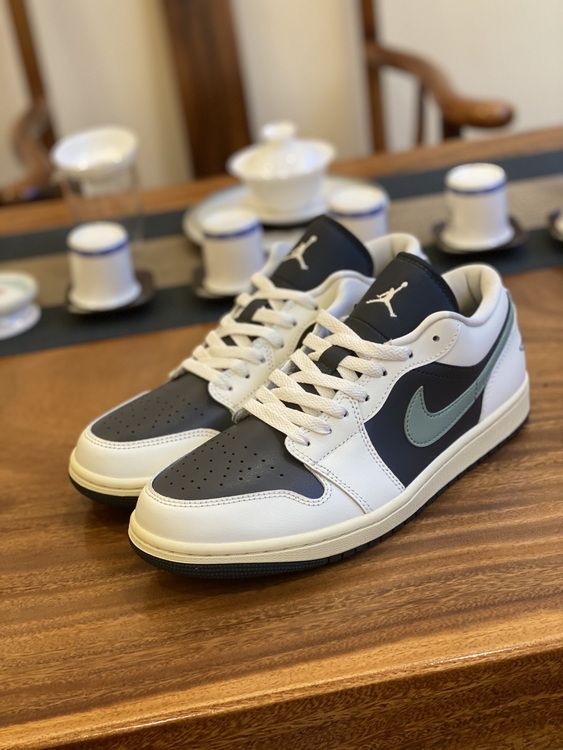 AJ 1 Low ‘Jade Smoke’ DC0774-001 AJ 1 Low ‘Jade Smoke’ DC0774-001