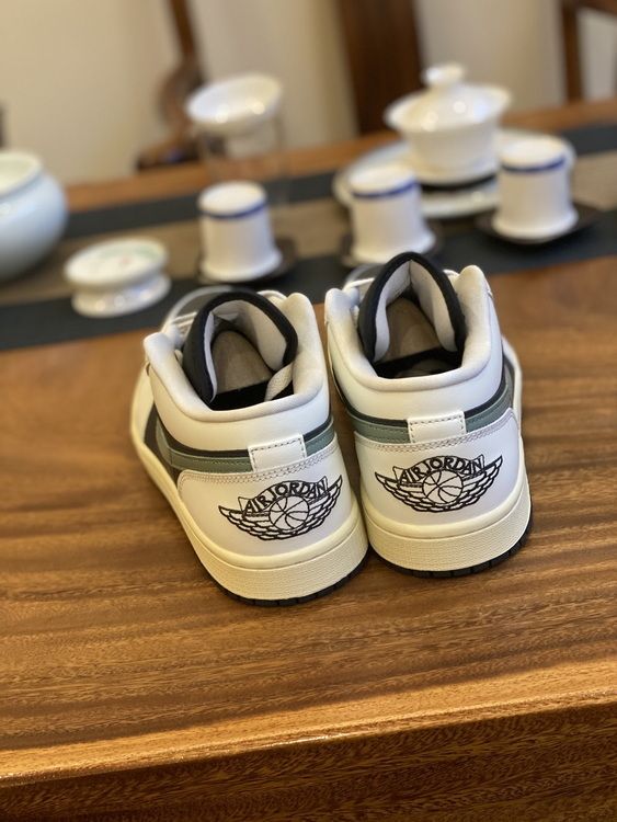 AJ 1 Low ‘Jade Smoke’ DC0774-001 AJ 1 Low ‘Jade Smoke’ DC0774-001