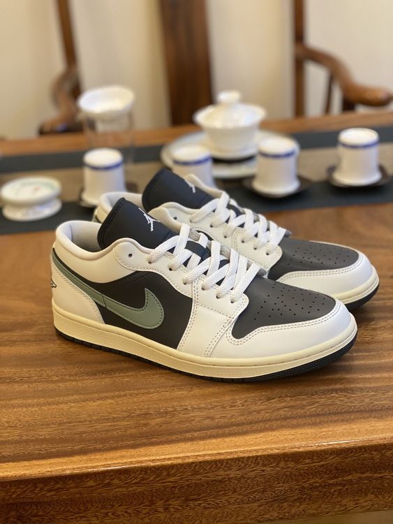 AJ 1 Low ‘Jade Smoke’ DC0774-001 AJ 1 Low ‘Jade Smoke’ DC0774-001